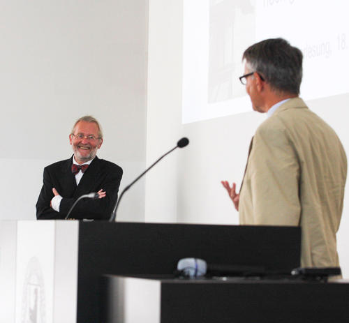 Prof. Dr. Klaus Beck, Vizepräsident der FU Berlin (re.), wünscht Prof. Dr. Hermann Haarmann alles Gute