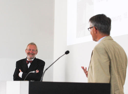 Prof. Dr. Klaus Beck, Vizepräsident der FU Berlin (re.), wünscht Prof. Dr. Hermann Haarmann alles Gute