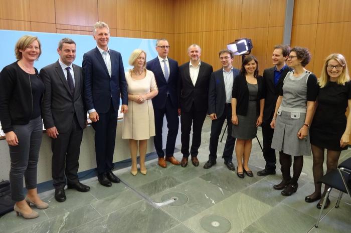 Gruppenfoto Gewinnerkonsortium Internet-Institut mit Bundesministerin Wanka