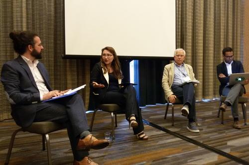 Teilnehmer der Podiumsdiskussion (von links nach rechts): Florian Toepfl, Svetlana Bodrunova, Paolo Mancini und Muzammil M. Hussain