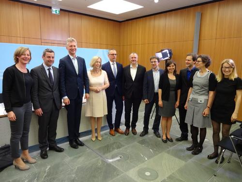 Gruppenfoto Gewinnerkonsortium Internet-Institut mit Bundesministerin Wanka