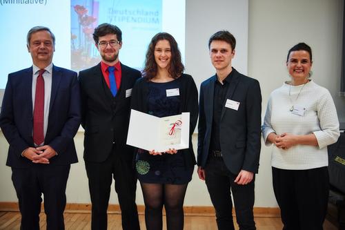 Im vergangenen Jahr würdigten Bettina Satory (r.) und TU-Präsident Prof. Dr. Christian Thomsen (l.) die Initiative von Manuel Kowol (2. v. l.), Philine Görzig (Mitte) und Johannes Cram (2. v. r.).