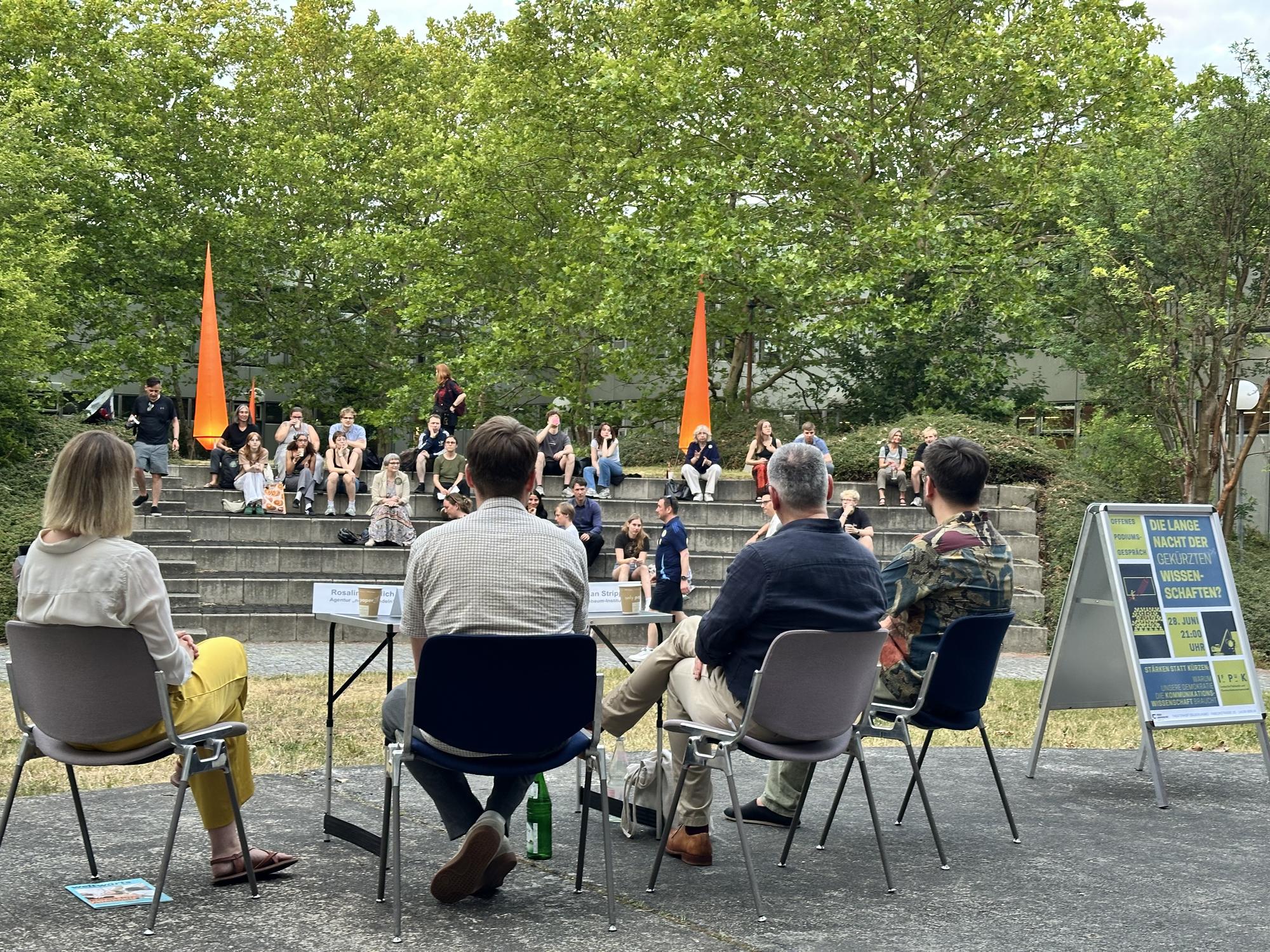 Blick auf das Publikum im Theaterhof der Rostlaube