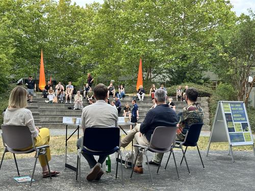 Blick auf das Publikum im Theaterhof der Rostlaube
