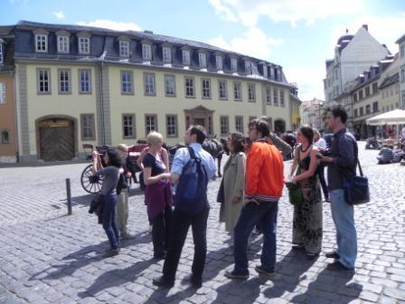 Versammelt vor Goethes Wohnhaus