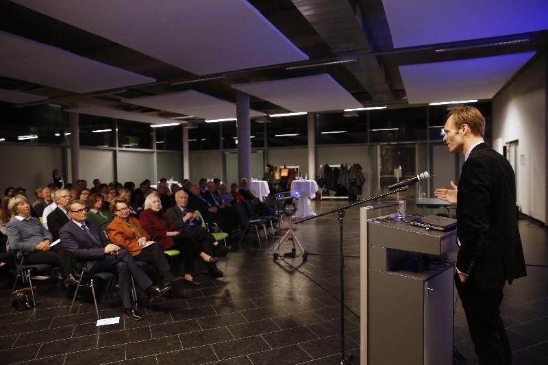 Gespannt folgen die Gäste dem Gastvortrag des Korrespondenten des ZDF