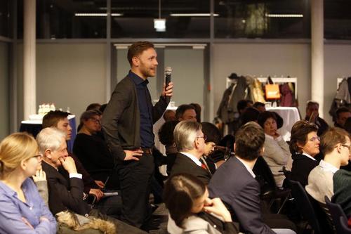 In der anschließenden Diskussionsrunde richteten die Gäste vielfältige Fragen an den Festredner