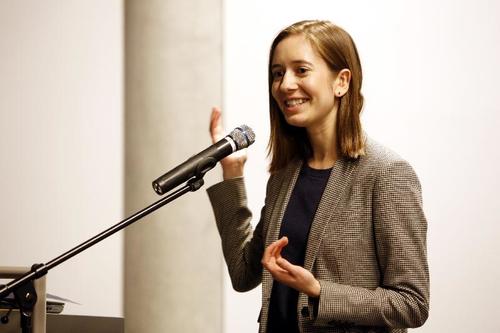 Elena Barysheva stellt, gefolgt von den weiteren Fellows, ihr Projekt den Gästen des Abends vor