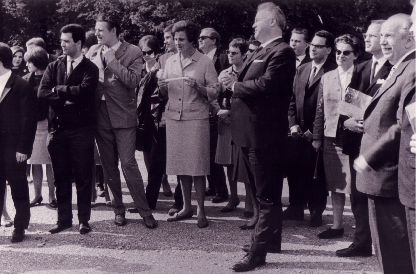 Fritz Eberhard und Elisabeth Löckenhoff (v.r.n.l) mit Studierenden auf einer Exkursion in München 1964