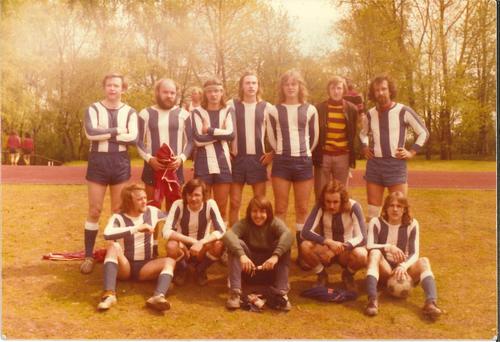 Fußballmannschaft Knallrot Wilmersdorf (1973) mit 4 IfP-Angehörigen: Stehend v.l.: Burkhard Hoffmann (WiMi), Bernd Meyer, Bernd Bucher (beide Stud.), hockend 2.v.l.: Klaus Betz (Stud.)