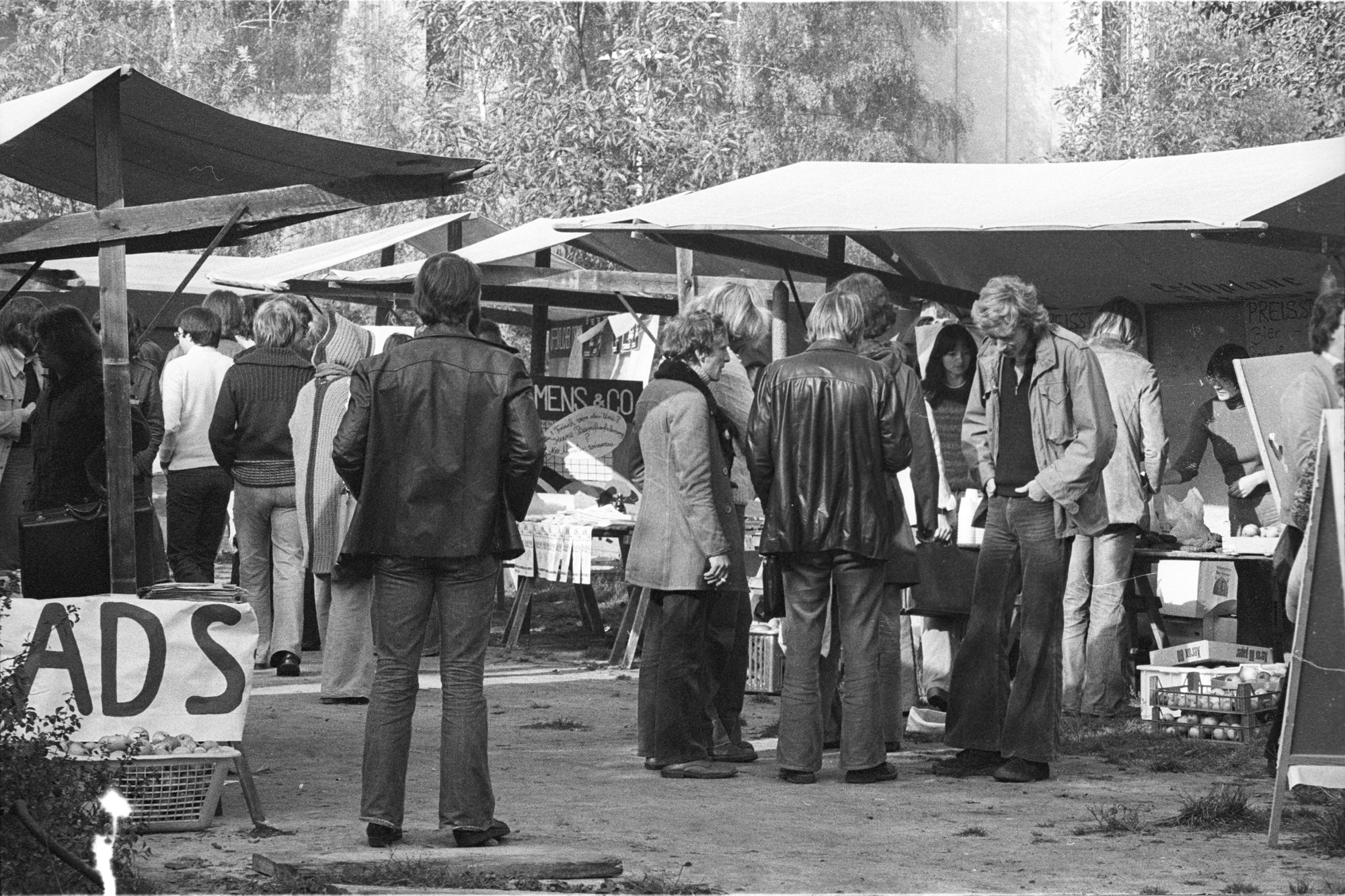 ADS-Infomarkt auf dem Campus der FU, Kaiserswerther Str. 16-18 (21. Oktober 1976).