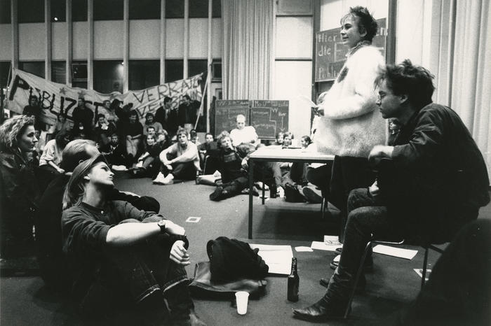 Publizistikstudierende protestieren am 5. Dezember 1988 bei einer Vollversammlung gegen schlechte Studienbedingungen und beschließen einen Streik.