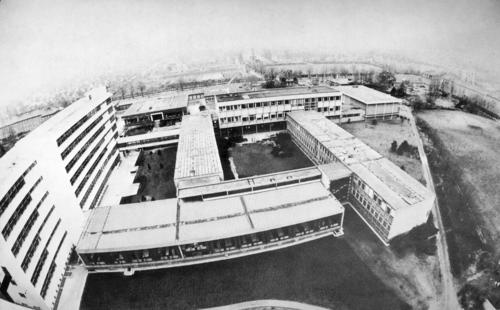 Gebäudekomplex Campus Lankwitz 1976 (von 1982-2007 war das Institut in dem links abgebildeten Haus L angesiedelt)