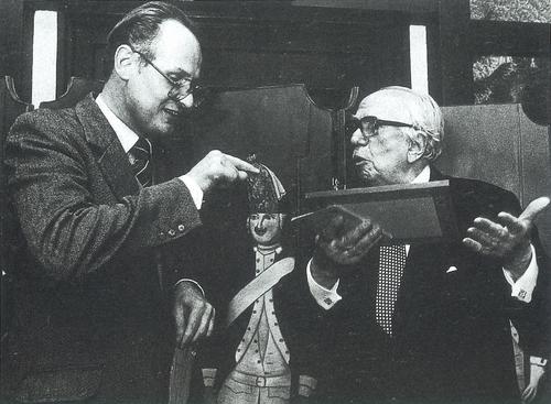 Der ehemalige Institutsleiter Fritz Eberhard (SPD-Mitglied) mit Peter Glotz am 30. Oktober 1981.