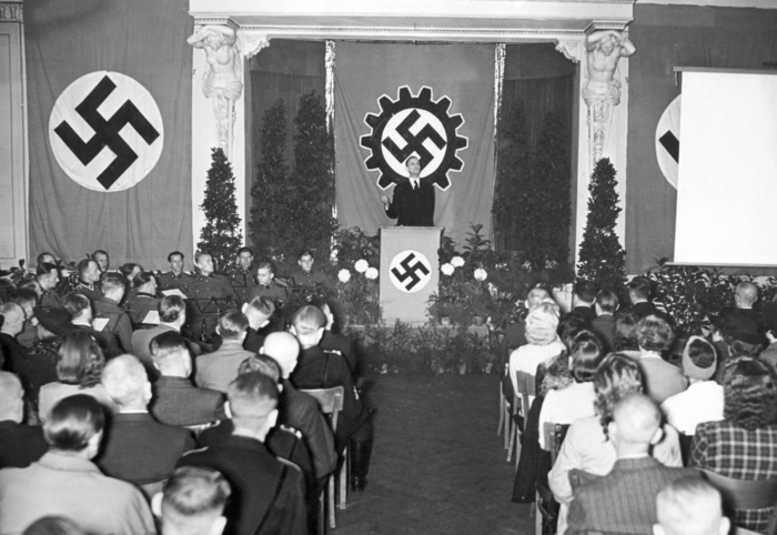 Emil Dovifat bei einem Vortrag auf einem Schulungsabend für die Scherl-Gefolgschaft im Studentenheim in der Oranienburger Straße in Berlin, veranstaltet von der Deutschen Arbeitsfront, 16. Oktober 1942