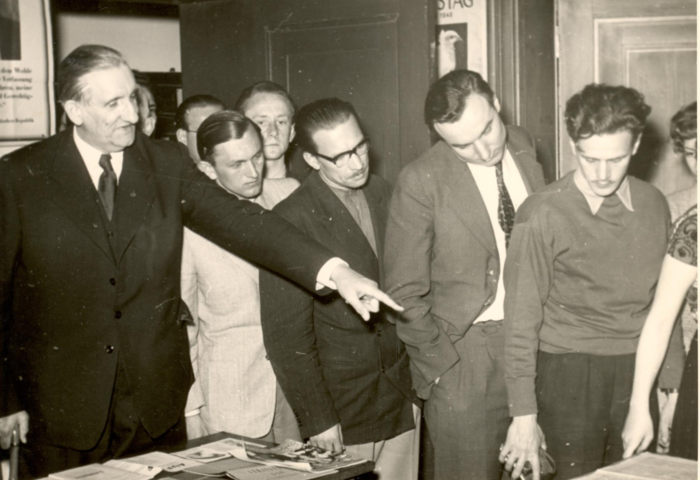 Emil Dovifat zeigt Studierenden ausgelegte Publikationen am Institut für Publizistik (1952)