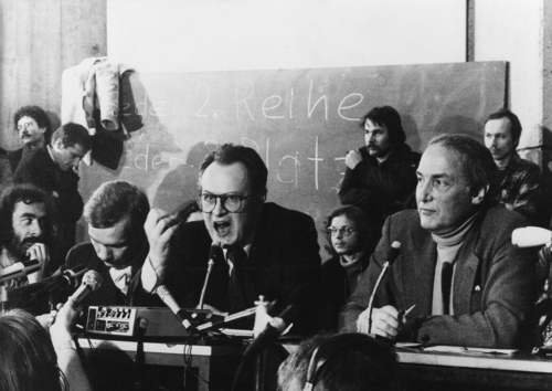 Wissenschaftssenator Peter Glotz und FU-Präsident Eberhard Lämmert auf einer Podiumsdiskussion beim Tunix-Kongress an der TU Berlin am 28. Januar 1978