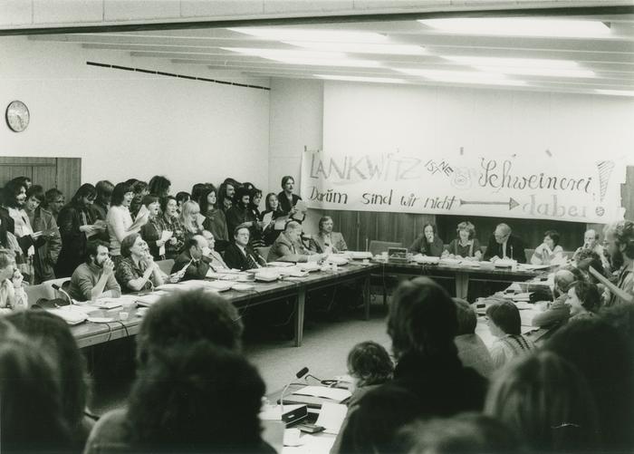 Publizistik-Studierende protestieren in einer Sitzung des Akademischen Senats am 17. Dezember 1980 gegen die Verlegung an den Campus Lankwitz.