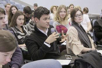 Studierende bei der Podiumsdiskussion