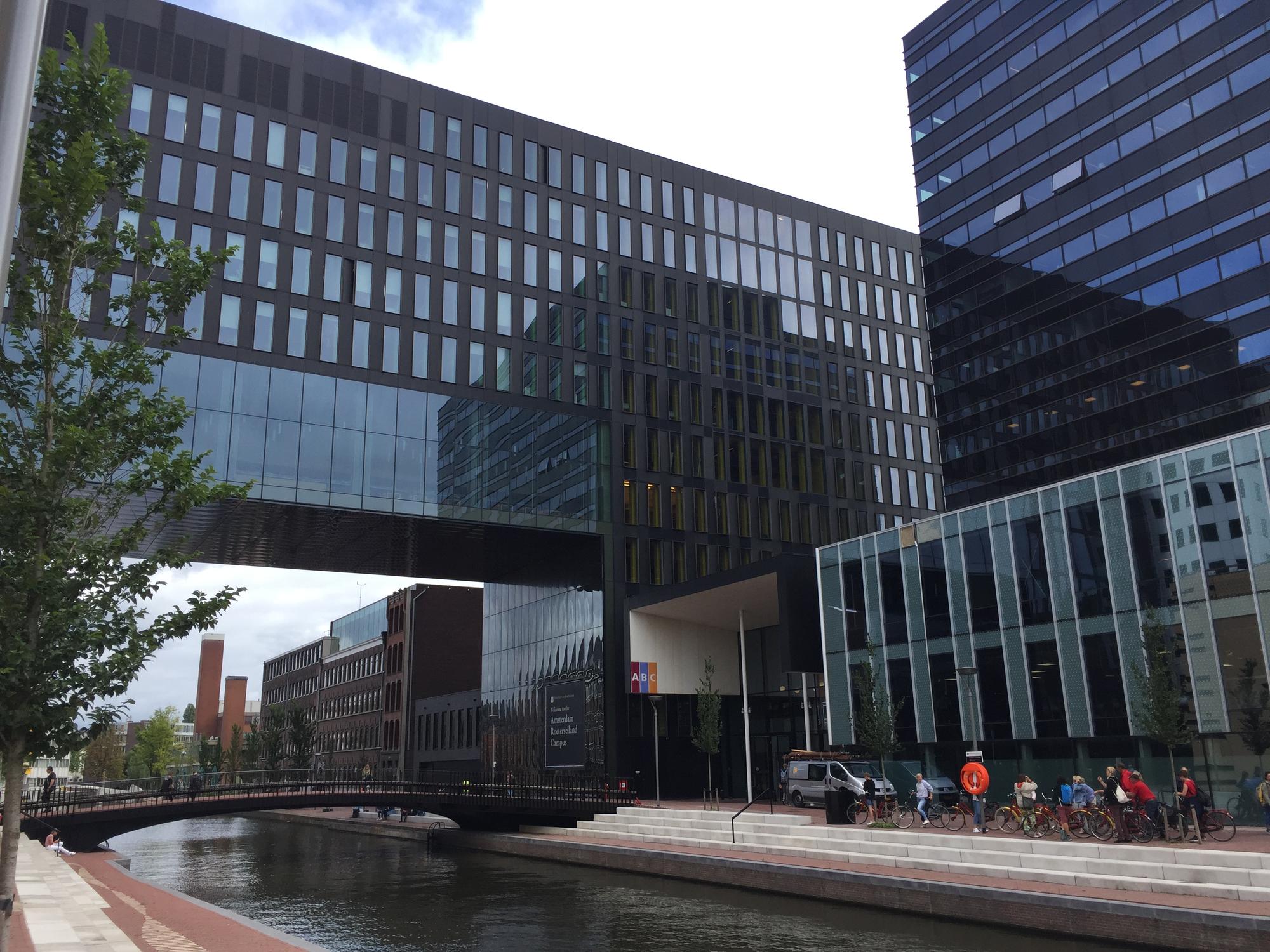 Der Roeterseiland Campus beherbergt die Sozial- und Verhaltenswissenschaften, die juristische Fakultät sowie die Business School der University of Amsterdam.