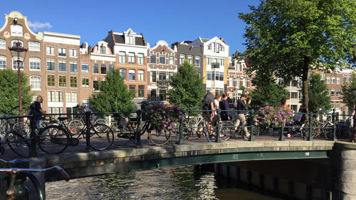 Die typischen Kanäle prägen das historische Bild der Stadt. Hier ist die Prinsengracht zu sehen.