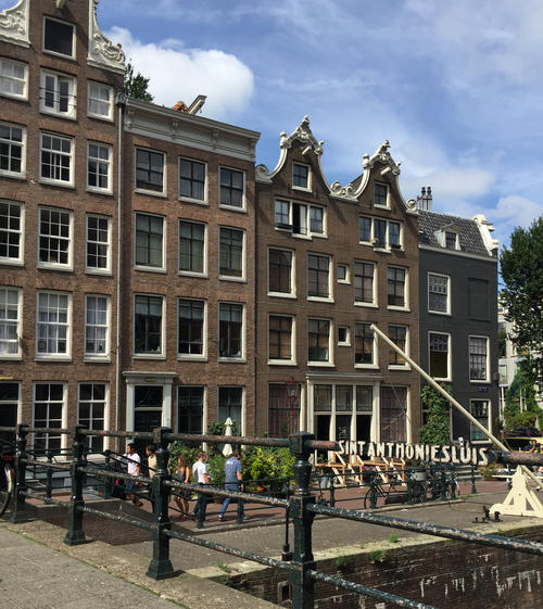 Von der Sint Antoniesluis Brücke aus hat man eine gute Aussicht über den Kanal Oudeschans bis hin zum NEMO Science Museum.