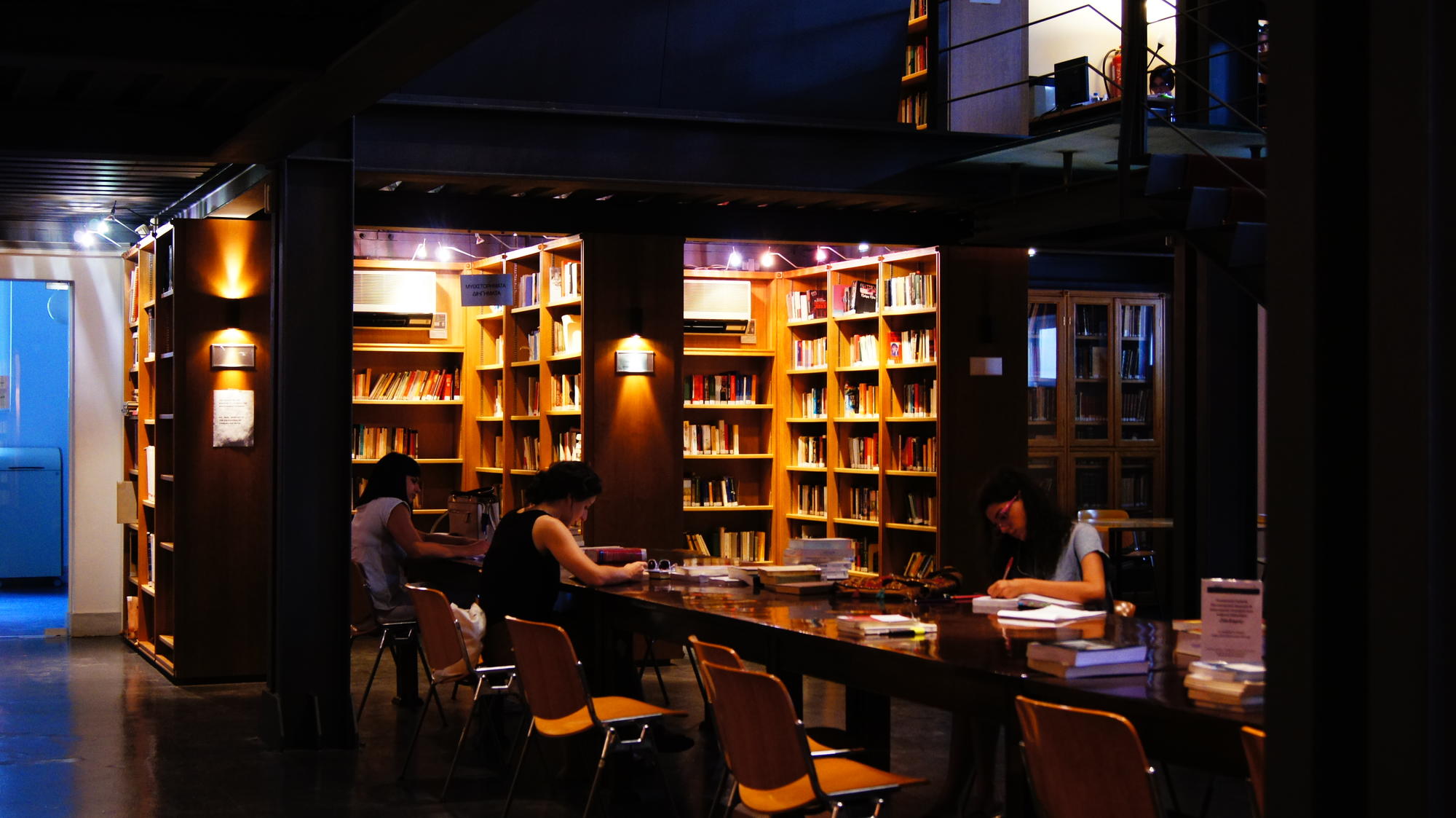 Die Uni-Bibliothek bietet ein modernes Arbeitsumfeld.