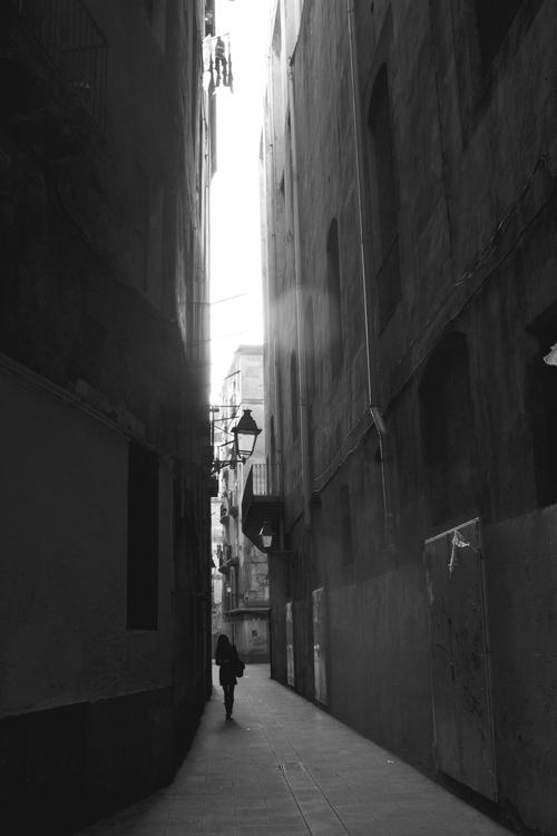 Straßenszene im Gotischen Viertel, dem ältesten Stadtviertel von Barcelona