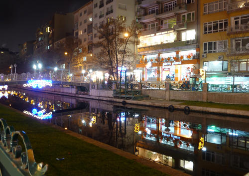 Blick über den Fluss bei Nacht
