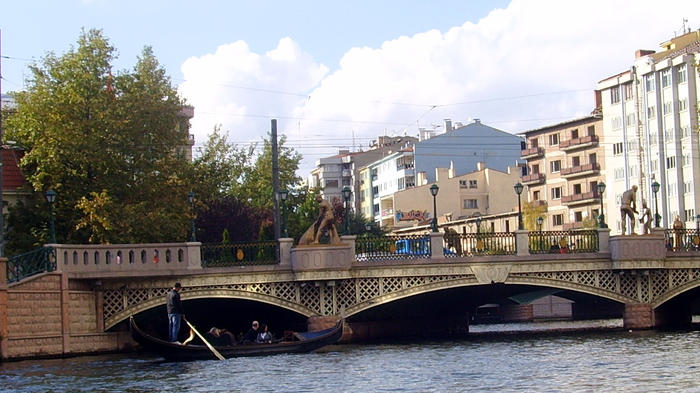Der Fluss Porsuk fließt durch Eskişehir