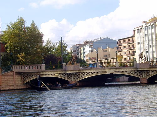 Der Fluss Porsuk fließt durch Eskişehir