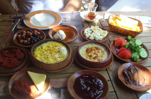 Typisches türkisches Frühstück mit Käse, Ei, Oliven, Sucuk und mehr