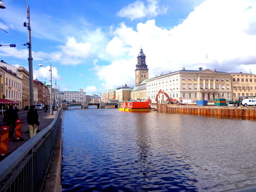 Blick über den Fluss Göta auf das Stadtmuseum