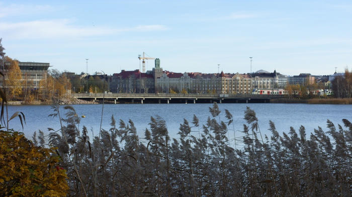 Blick auf das ehemalige Arbeiterviertel Helsinkis, das mit einer Brücke über die Kaisaniemenbucht vom Bürgerlichen Teil getrennt war.