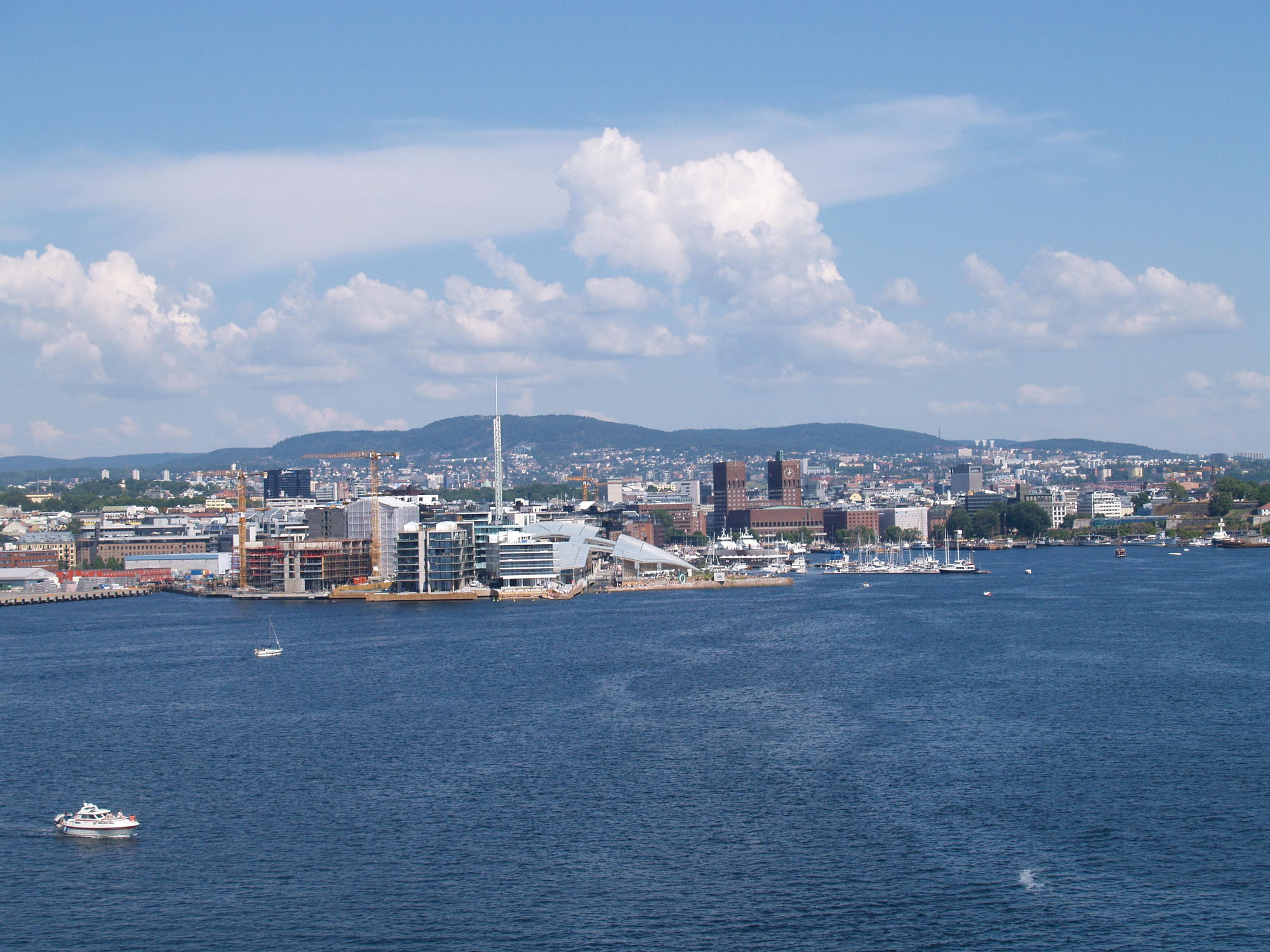 Blick auf Oslo vom Fjord aus gesehen