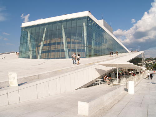 Das Opernhaus ist einem schwimmenden Eisberg nachempfunden.