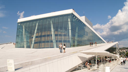 Das Opernhaus ist einem schwimmenden Eisberg nachempfunden.