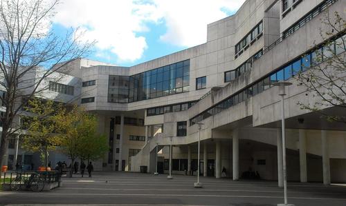 Centre du Mail des Mèches auf dem Campus der Univ. Paris Est Créteil. Hier sind u.a. das Sprachenzentrum sowie die Institute für Wirtschaftswissenschaft und für Urbanistik angesiedelt.