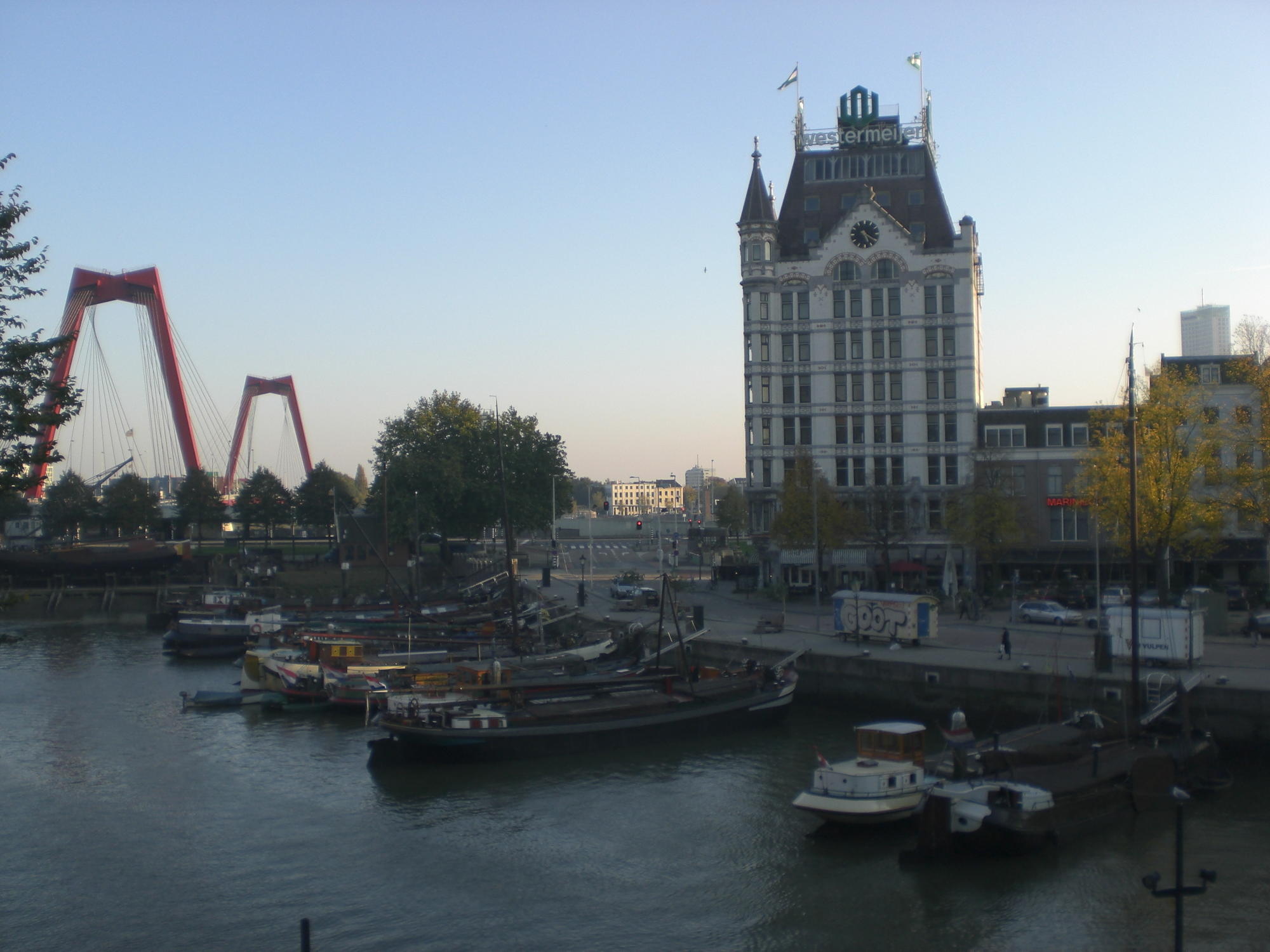 Willemsbrücke und „Weißes Haus“, erstes Hochhaus Europas (gebaut 1898)