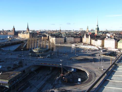Blick auf den Verkehrsknotenpunkt Slussen mit Silhouette der Altstadt (Gamla Stan)