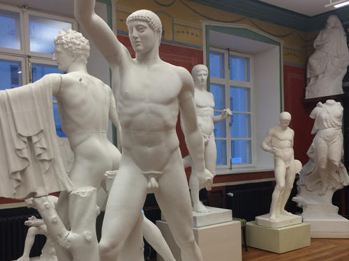 Das Kunstmuseum im Hauptgebäude der Universität (auf estnisch "Tartu Ülikooli Kunstimuuseum") zeigt eine Daueraustellung u.a. mit identischen Kopien antiker Statuen.