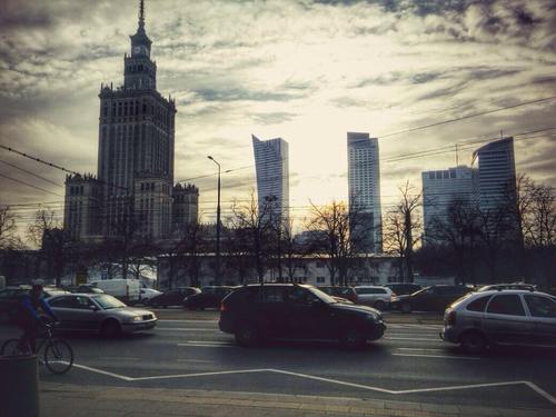 Urbanes Warschau mit Kulturpalast und Skyline