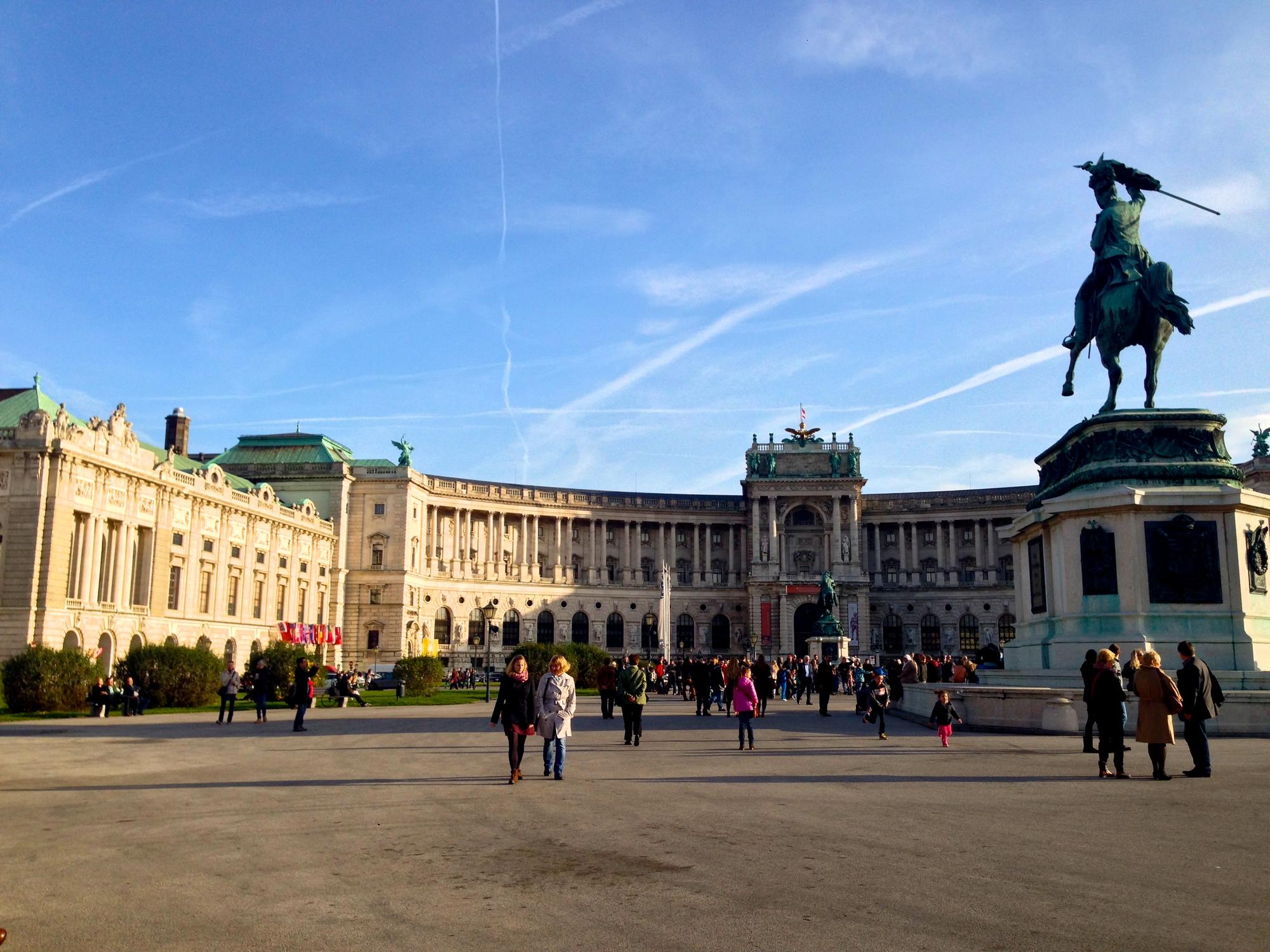 Blick vom Heldenplatz auf die Nationalbibliothek in der Neuen Burg