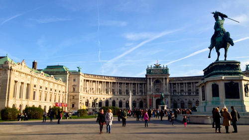 Blick vom Heldenplatz auf die Nationalbibliothek in der Neuen Burg