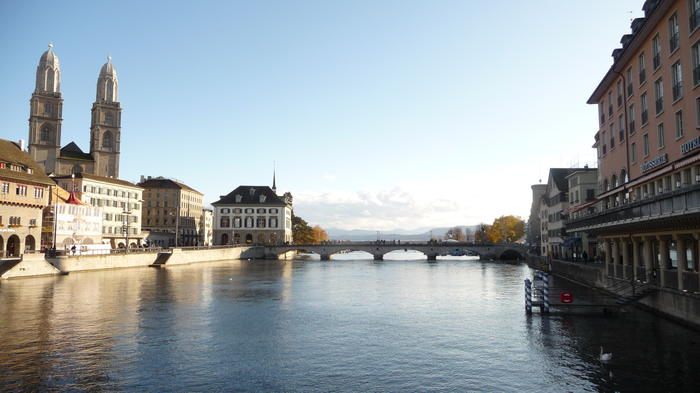 Blick auf die Limmat und das Grossmünster