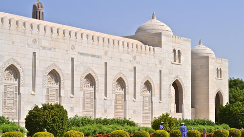 Auch die Seitenansicht der Sultan-Qaboos-Moschee ist beeindruckend.