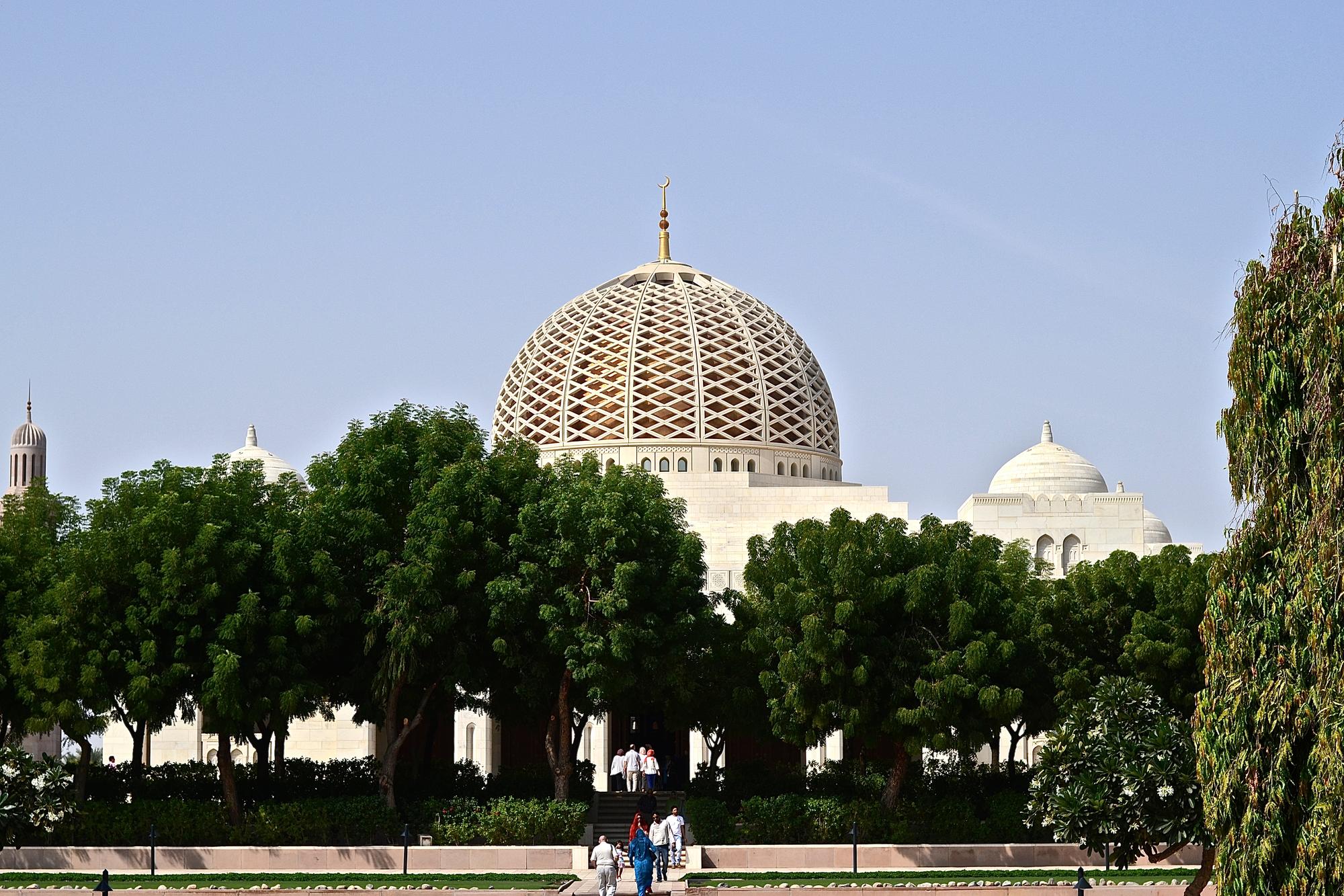Die Kuppel der Sultan-Qaboos-Moschee ist weithin sichtbar.