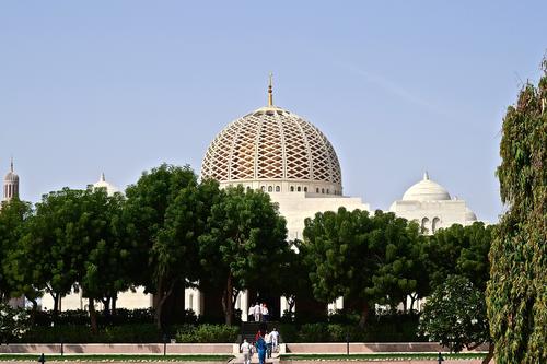 Die Kuppel der Sultan-Qaboos-Moschee ist weithin sichtbar.