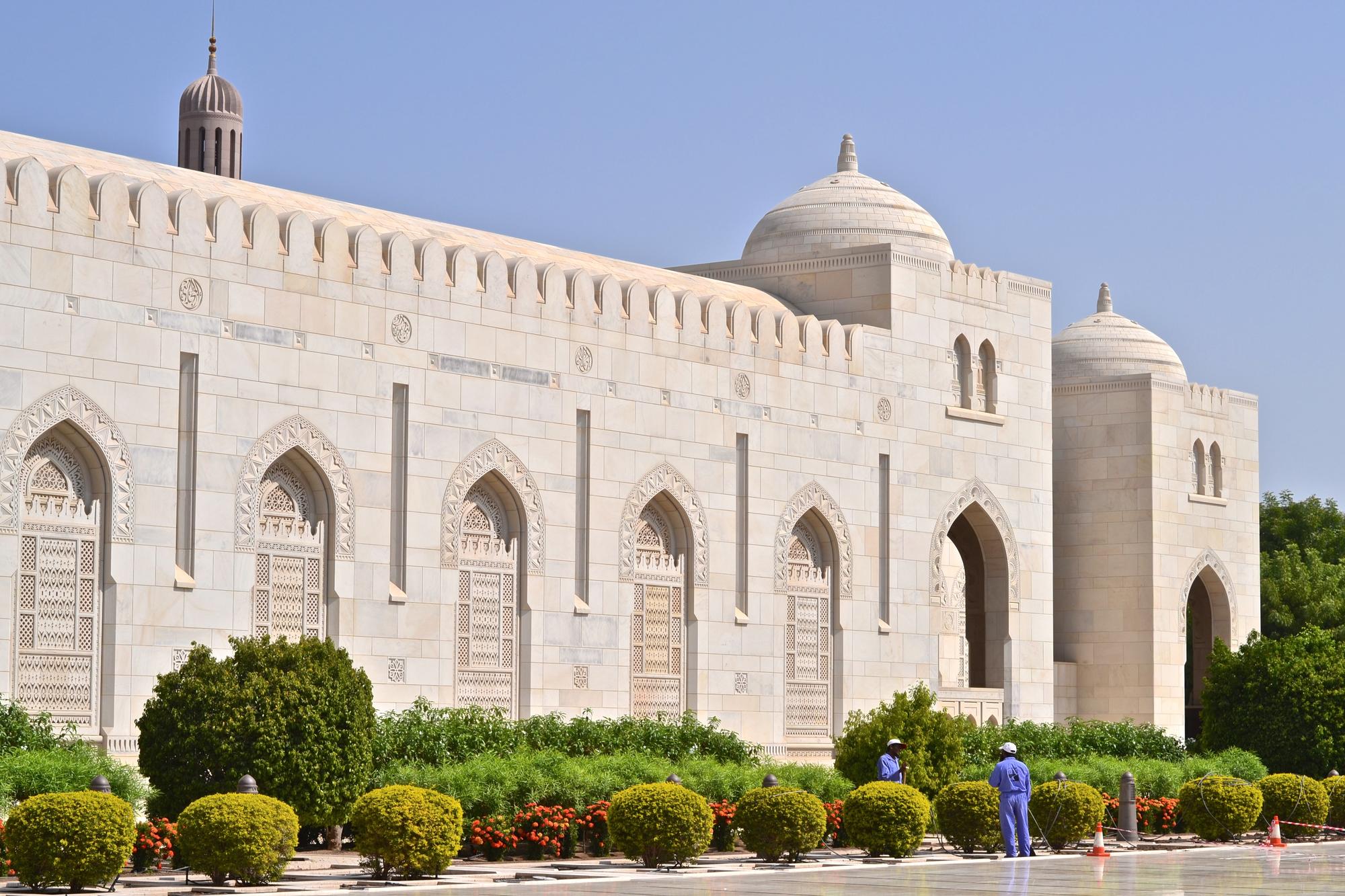 Auch die Seitenansicht der Sultan-Qaboos-Moschee ist beeindruckend.