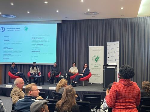 Die Teilnehmerinnen der Podiumsdiskussion